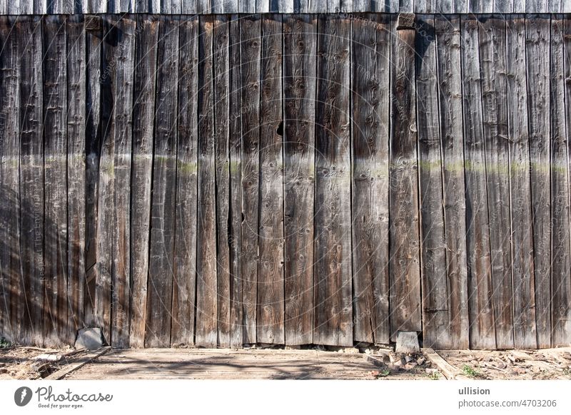 Natürliche, hölzerne, braune Bretter, Wand einer Scheune, Zaun mit Ästen, abstrakter, strukturierter Hintergrund, leerer Untergrund. Textur rustikal alt Holz