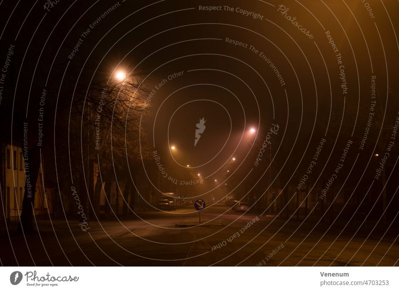 Deutschland,Luckenwalde, 28. Februar 2022,ein wenig Nebel in der Nacht unter den Straßenlaternen neblig PKW Autos Lichtmast Peitschenlaterne Straßenleuchte