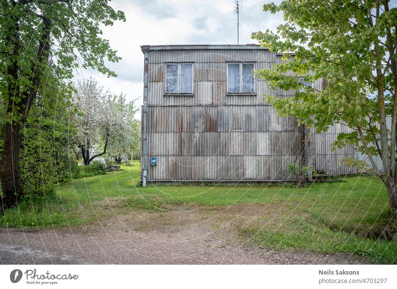 Haus mit asbesthaltigen Schieferwänden abstrakt absurd gealtert Architektur Hintergrund Konstruktion Dekoration & Verzierung Design Detailaufnahme dreckig grau