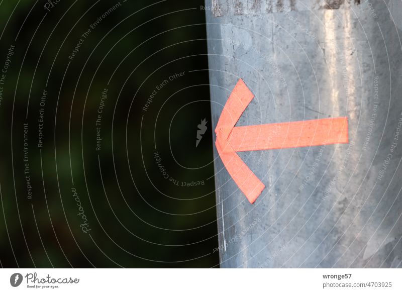 Ein auf einem Laternenpfahl aufgeklebter  Pfeil weißt nach links Markierungspfeil Pfeilsymbol Richtungspfeil Klebeband Schilder & Markierungen Orientierung