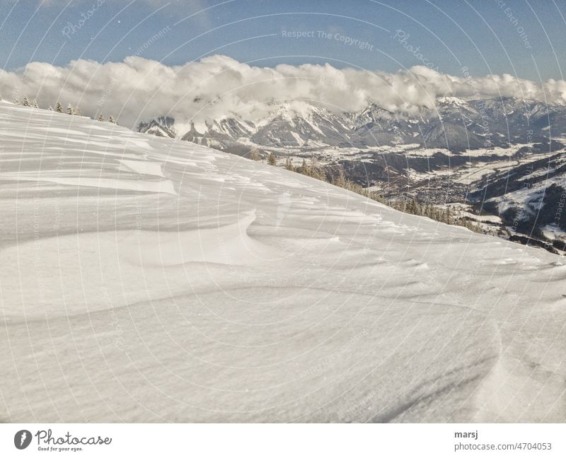 Sahnehäubchen aus der Zuckerbackerei Natur. Windgeformter Schnee im Vordergrund, Berge im Hintergrund Schneedecke einzigartig schneebedeckt Schneefeld natürlich
