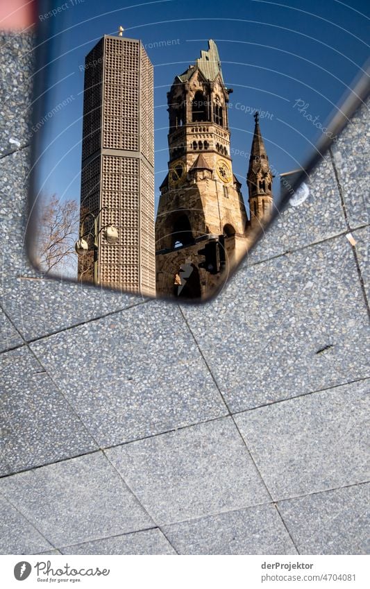 Gedächtniskirche in der Spiegelung eines Smartphones in Berlin II Berlin Zentrum Ferien & Urlaub & Reisen Schönes Wetter Tourismus Städtereise Freiheit