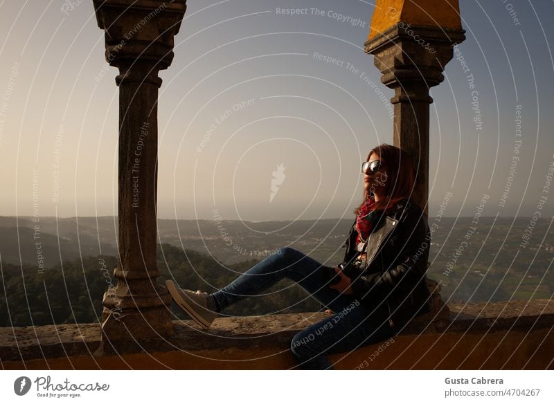 Entspannte Frau mit Brille, die eine Pause einlegt und über die Landschaft nachdenkt. feminin Blick Porträt Junge Frau Farbfoto sich[Akk] entspannen