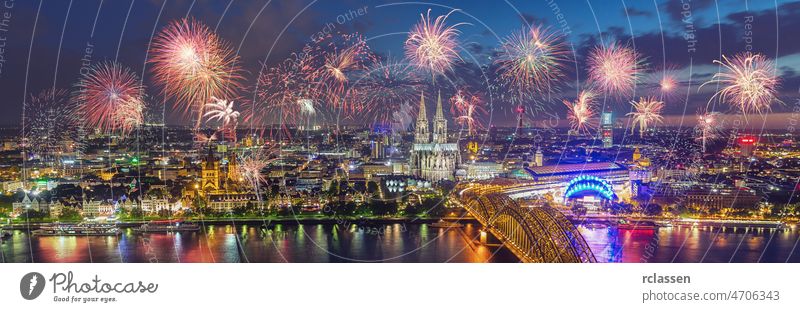 Feuerwerk an der Kölner Skyline mit Dom und Hohenzollernbrücke, Köln, Deutschland Rhein neu Jahr Feier Neujahr Weihnachten Europa Architektur Anziehungskraft