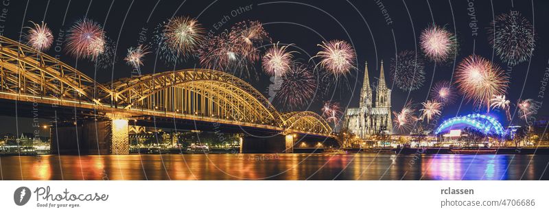 Kölner Dom und Hohenzollernbrücke mit Feuerwerk am Neujahrstag, Köln, Deutschland Rhein neu Jahr Feier Weihnachten Europa Architektur Anziehungskraft Brücke