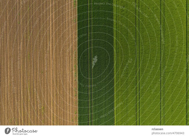 Luftaufnahme von oben auf verschiedene landwirtschaftliche Felder auf dem Lande an einem Frühlingstag. Drohnenaufnahme Antenne Ansicht Bauernhof Ackerbau
