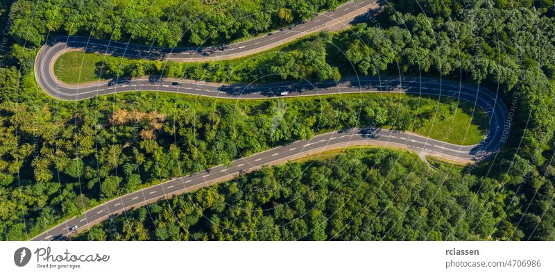Kurvenreiche Straße im Wald. Eifel, Deutschland, Europa. Auto fährt auf der Straße. Drohne Schuss Dröhnen oben Abenteuer Antenne Allee Vogelauge PKW gekrümmt