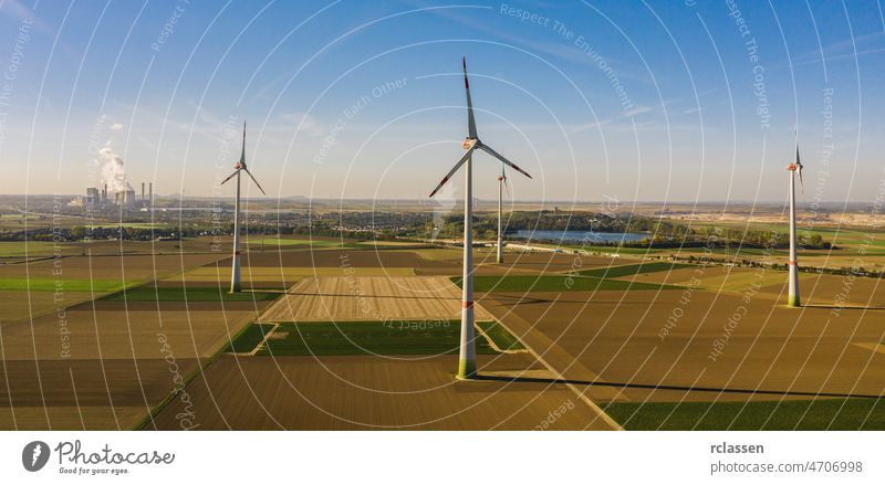 Windrad mit Kohlekraftwerk Ansicht von Drohne - umweltfreundliches, erneuerbares Energiekonzept - Copyspace für Ihren individuellen Text Turbine Kraft Umwelt