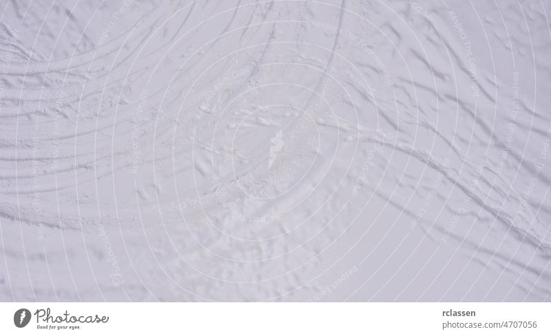 Schnee Spuren Drohne Schuss Antenne Ansicht PKW Reifen Berge u. Gebirge verschneite Fichte kalt Dröhnen Tapete Wetter abstrakte Kulisse Hintergrund schön