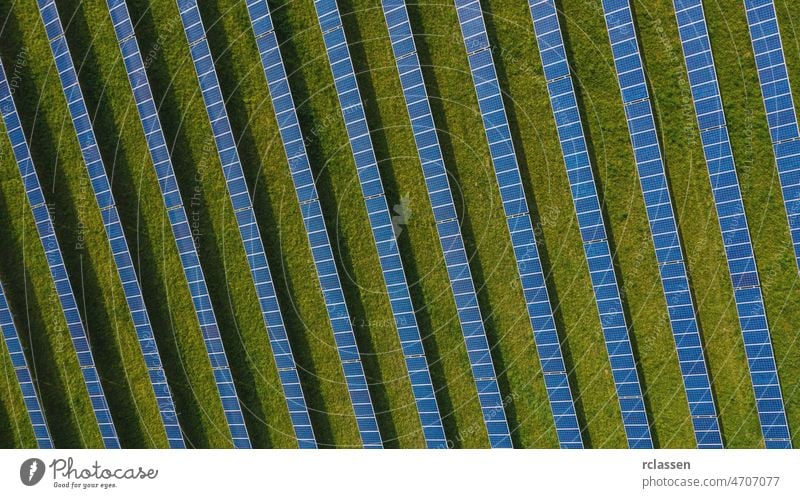 Luftaufnahme mit Solarzellenpark in Deutschland solar Antenne Panel Bauernhof Feld Dröhnen Kraft nachhaltig umgebungsbedingt Energie Pflanze Sonne Wind