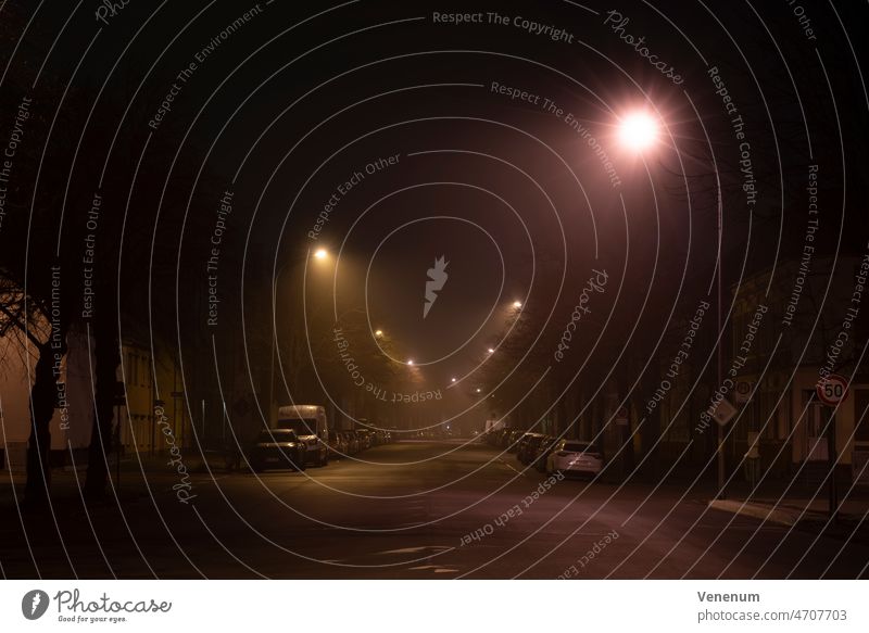 Deutschland,Luckenwalde, 28. Februar 2022,Feiner Nebel bei Nacht in den Straßen der Kleinstadt Luckenwalde neblig PKW Autos Lichtmast Peitschenlaterne