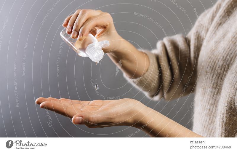 Handdesinfektionsmittel Alkohol-Gel reiben saubere Hände Hygiene Prävention von Coronavirus-Virus-Ausbruch. Frau, die eine Flasche mit antibakteriellem Desinfektionsmittel-Seifengel benutzt.