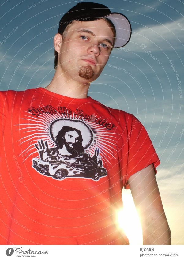 Alex im Gegenlicht Mütze Baseballmütze Kopfbedeckung schwarz Wolken Sonnenuntergang Kerl Mann T-Shirt Jesus Christus Bart Freiheit Porträt Außenaufnahme cappy