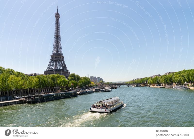 Pariser Eiffelturm und Fluss Seine im Sommer in Paris, Frankreich. Der Eiffelturm ist eines der bekanntesten Wahrzeichen von Paris. Turm Skyline