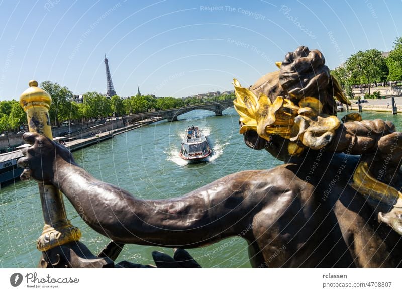 Pariser Eiffelturm und Pont Alexandre III in Paris, Frankreich Turm Wahrzeichen iii Skyline Europa Sommer Seine Ansicht reisen romantisch Boot Großstadt Fluss