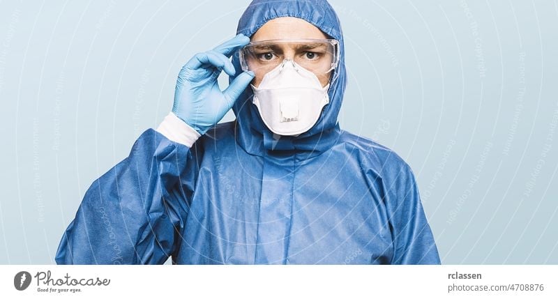 Arzt mit Schutzanzug zur Bekämpfung von Covid-19 (Coronavirus) SARS-Infektionen Schutzausrüstung (PSA) mit N95- oder ffp3-Maske. Krankenpfleger Mundschutz