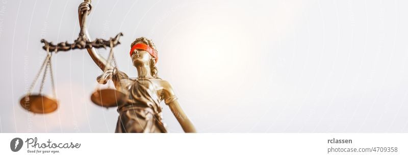 Die Statue der Gerechtigkeit - Lady Justice oder Iustitia / Justitia die römische Göttin der Gerechtigkeit mit roter Augenbinde, Bannergröße, Platz für Ihren individuellen Text.