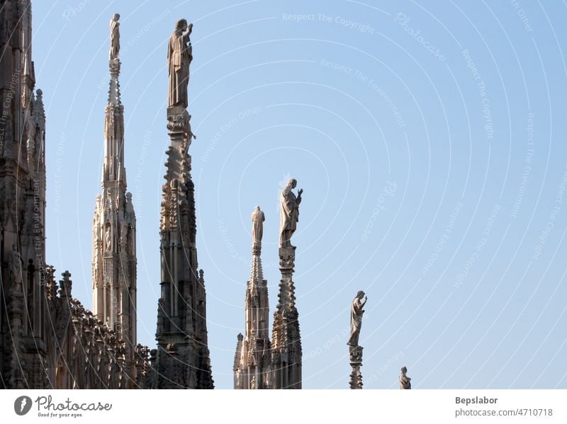 Statue auf dem Kirchturm Italien oben Architektur Kathedrale Kirche zum Gedenken an Glaube hoch historisch Heiligkeit heilig vereinzelt Mailand Denkmal Religion