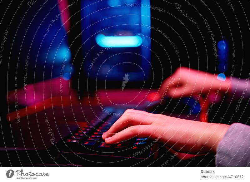Arbeitsplatz für Cybersportspiele Spieler Gerät Keyboard Computer spielen Spielen Entertainment Luftschlange männlich Mann Technik & Technologie Videospiel