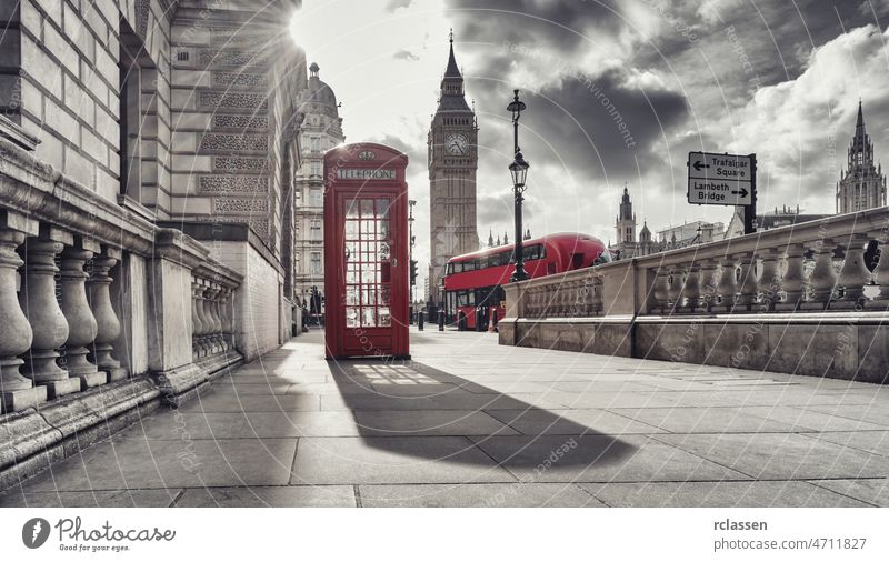 Rote Telefonzelle und Big Ben in London, England, das Vereinigte Königreich. Die Symbole von London in schwarz auf weißen Farben. Kabine rot Kasten