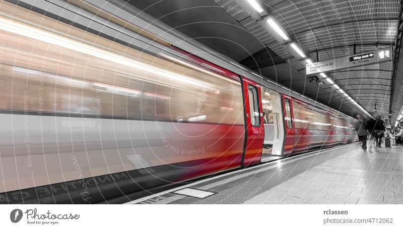 Londoner U-Bahn, die die Tür öffnet, Bewegungsunschärfe unterirdisch Zug Station reisen schnell Verkehr sich[Akk] bewegen England Großbritannien rot