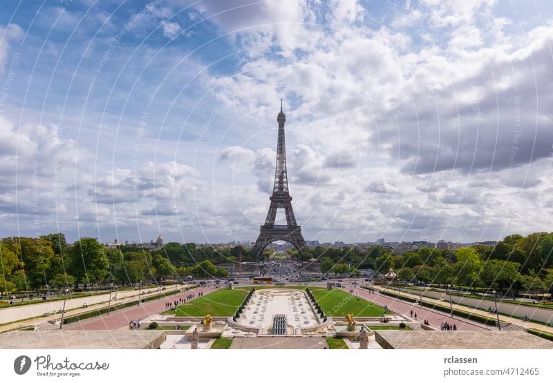 Der Eiffelturm in Paris mit Springbrunnen, Frankreich Turm Sommer Europa Eifel Trocadero romantisch Tour d'Eiffel Skyline Morgen Wolken Trocadero-Platz
