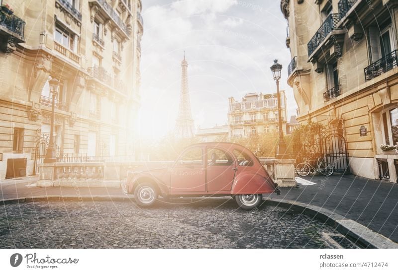 Avenue de Camoens in Paris mit rotem Retro-Auto Tour d'Eiffel Großstadt romantisch PKW Französisch Sonnenschein Anziehungskraft Eifel Straße Turm Ente Gasse
