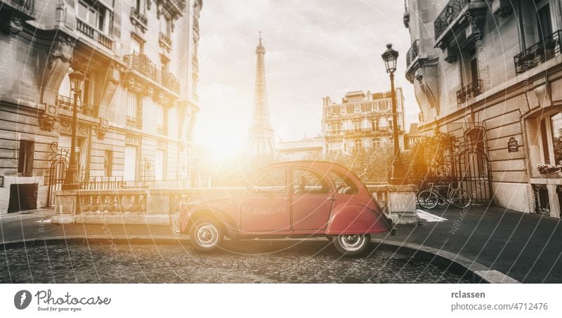 Eiffelturm in Paris und rotes Retro-Auto auf der Avenue de Camoens Tour d'Eiffel Großstadt romantisch PKW Französisch Sonnenschein Anziehungskraft Eifel Straße