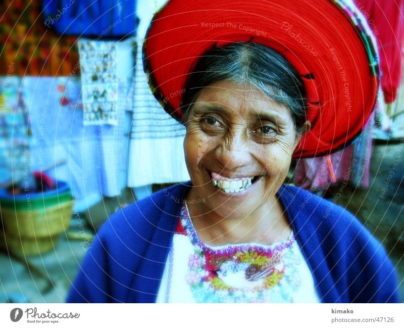Fabric Seller Guatemala grinsen Cross Processing Stoff Amerika Frau fabric color woman Farbe lachen kimako.