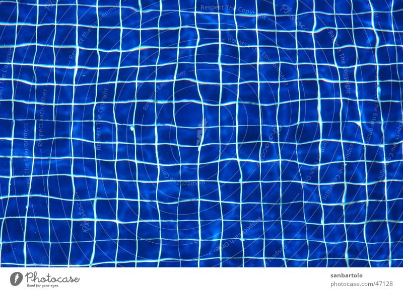 blaue Symmetrie unter Wasser Schwimmbad kalt Bewegung