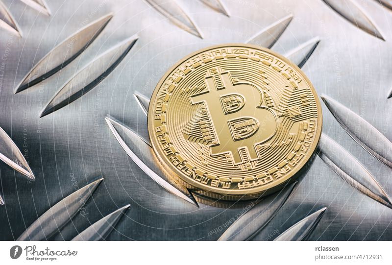 Goldene Bitcoins auf einem metallischen Hintergrund bitcoin Geld virtuell gold Krypto Meissel Geldmünzen Business Symbol Konzept Zeichen Metall Wechseln