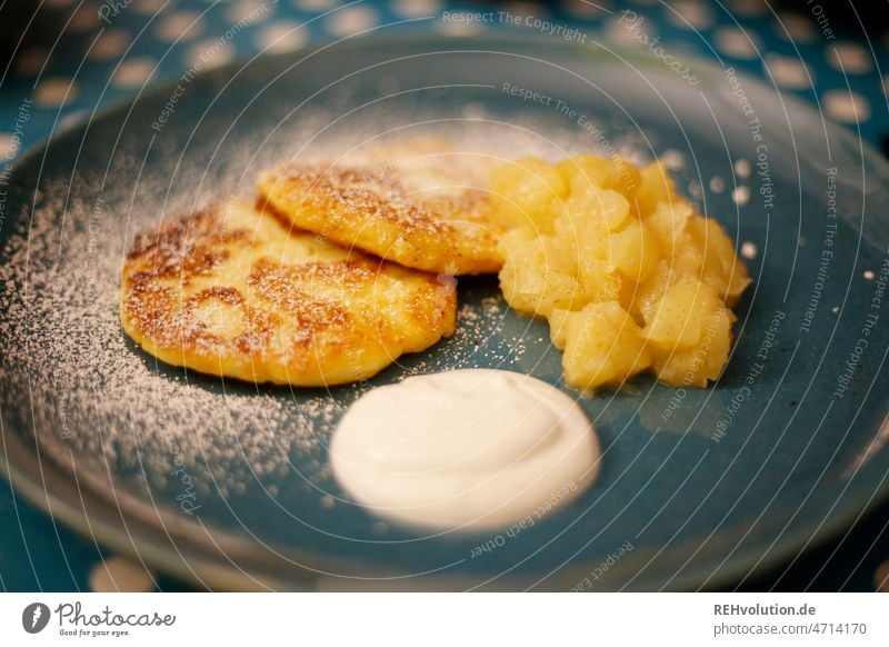 Quarkkeulchen Lebensmittel Süßwaren Pfannkuchen Frühstück Mittagessen Teller Essen genießen lecker Muster Stoff Tischwäsche Farbfoto Innenaufnahme