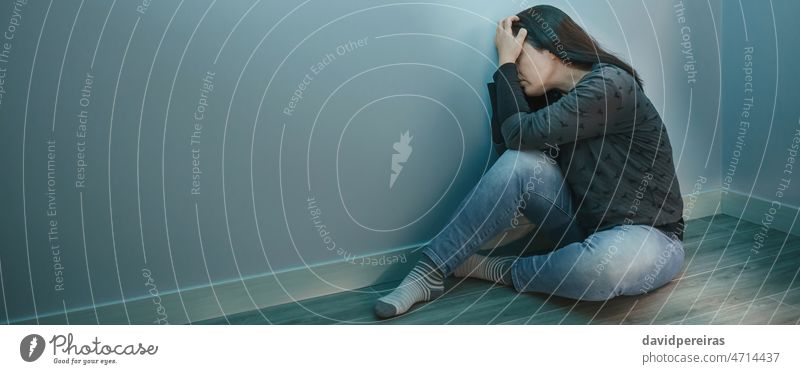 Unbekannte Frau mit Angststörung und Händen im Kopf unkenntlich Erkrankung psychische Gesundheit Transparente Netz Kopfball Panorama panoramisch Problematik