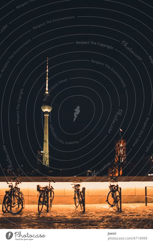 Fahrräder vor Berliner Kulisse Fahrrad Fahrradständer Humboldt-Forum Winter dunkel Nacht Alexanderplatz Mitte Hauptstadt Fernsehturm Berliner Fernsehturm