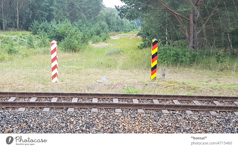 grenzenlos Deutschland Polen Eisenbahnschienen Gleise Schienen Wald Wiese Bäume Natur Grenze Verkehr international Außenaufnahme Menschenleer Poller Mark
