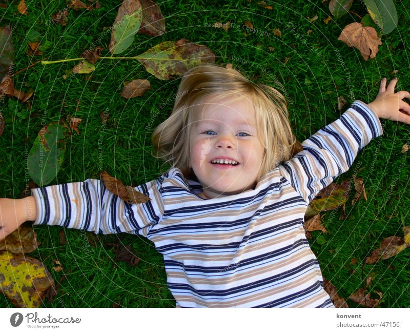 Kirsy Blatt grün Wiese Gras Kind Mädchen Streifen gestreift Rasen lachen Freude spaß relax