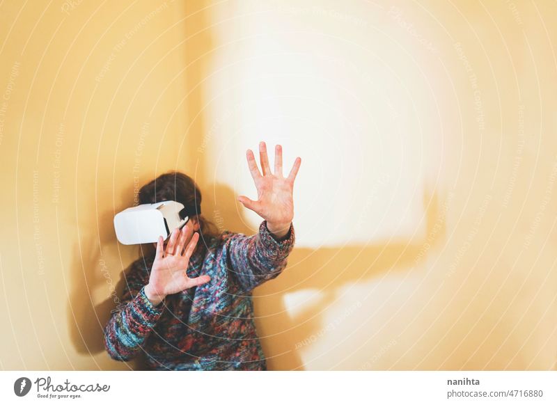 Spontanes Porträt einer jungen Frau mit einer VR-Brille aus Karton Metaversum Technik & Technologie nachhaltig Spieler virtuell Realität Zukunft Verlauf meta