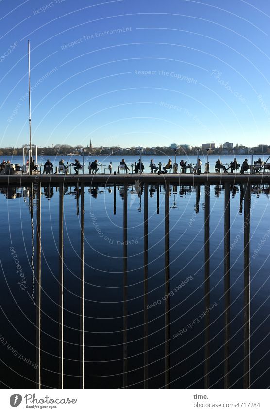 Alsterfrische wasser ausflug sitzen leute pause ausruhen erholen geländer steg skyline horizont himmel schönes wetter masten