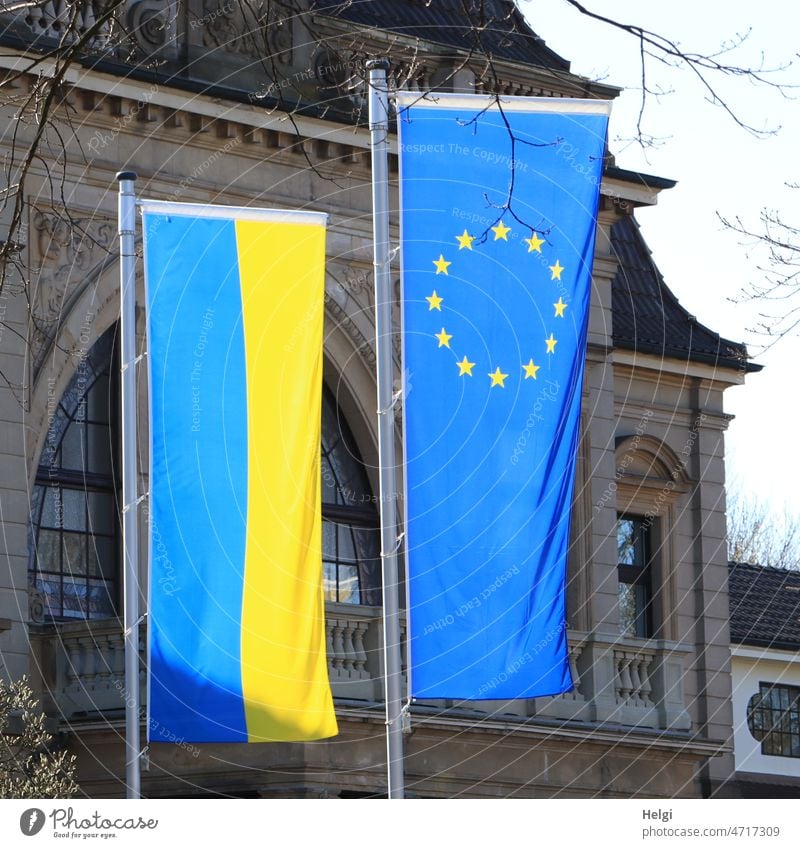 Solidarität - Flagge von Europa und der Ukraine vor einem Gebäude Europaflagge Fahnenmast Licht Schatten Sonnenlicht stehen wehen Politik & Staat Nationalflagge