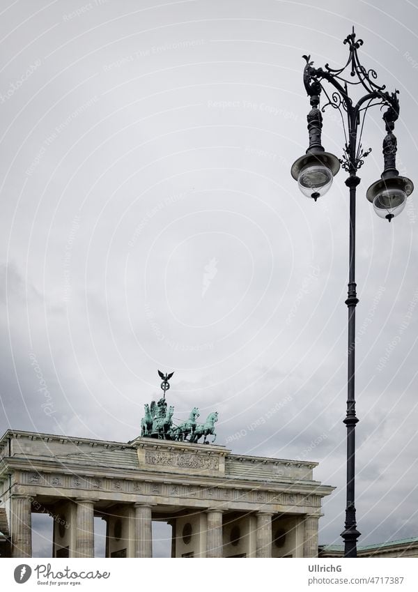 Brandenburger Tor und Straßenlaterne auf dem Pariser Platz, Berlin, Deutschland Kapital Quadriga Wahrzeichen Gebäude Denkmal Ausflugsziel Tourismus Sicht