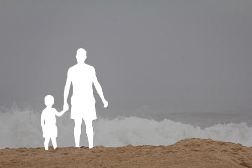 Wenn Menschen fehlen: Eine leere Fläche in Form eines Kindes und eines Mannes am Strand Vergänglichkeit sterben Tod Natur Umwelt Akzeptanz Vertrauen Glaube