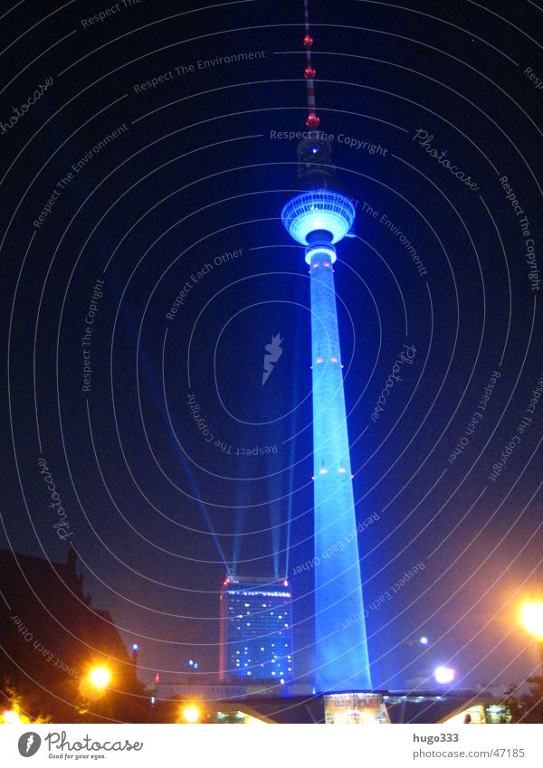 Berlin Alexanderplatz Nacht Nachthimmel bestrahlen Licht schwarz Langzeitbelichtung Illumination Nachtaufnahme forum hotel blauer turm Berliner Fernsehturm