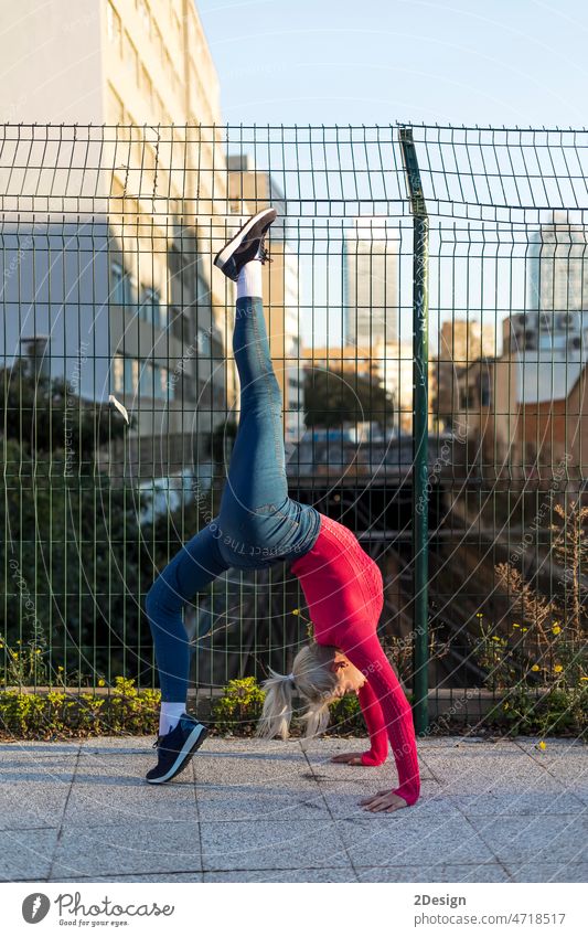 Stretching Tänzerin Frau tun Übung Brücke Person gymnastisch Sport Fitness Körper Aktivität Mädchen Lifestyle schön passen Fitnessstudio Dehnung Gesundheit Bein