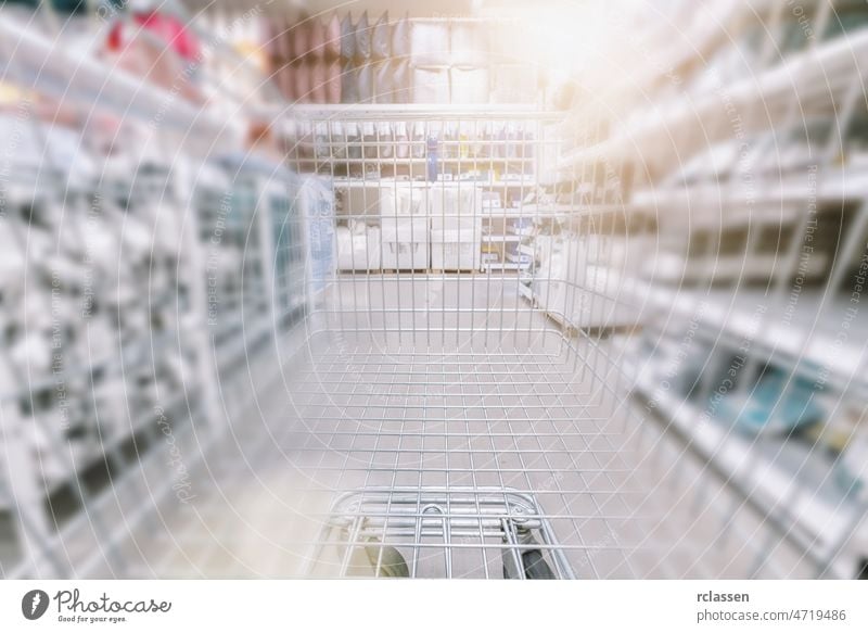 Einkaufswagen Blick in Supermarkt Gang mit Produktregalen abstrakte Unschärfe defokussiert Hintergrund Werkstatt Karre Handwagen Lebensmittelgeschäft Insel