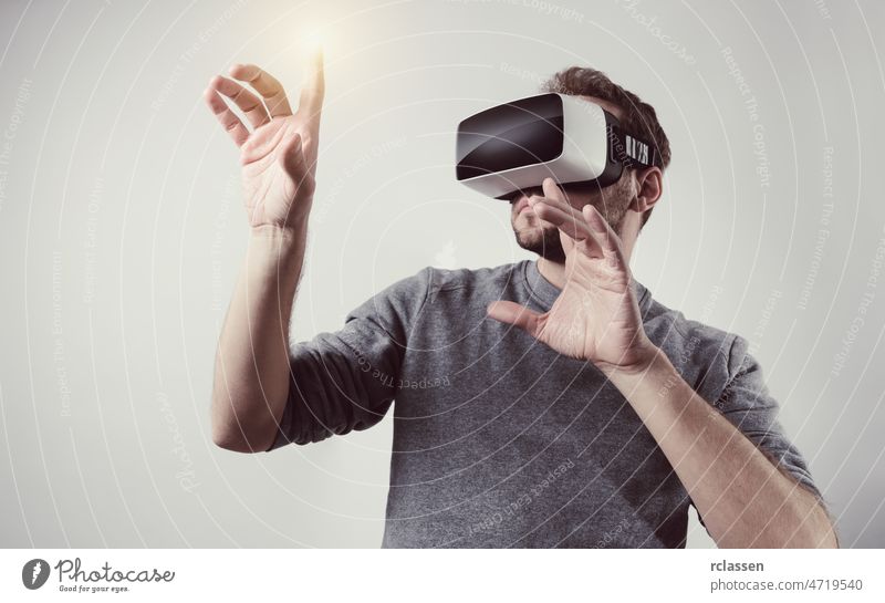 junger Mann mit Virtual-Reality-Brille VR-Headset Business digital Entertainment Spiel Spielen Inbetriebnahme Innovation Realität Technik & Technologie virtuell