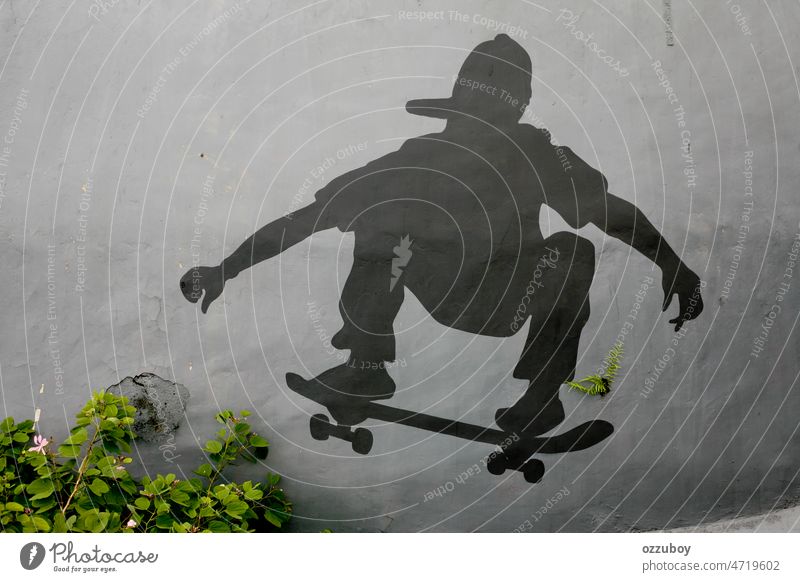 Schwarze Silhouette eines Skaters, der mit Farben an der Wand abgebildet ist Sport Person Skateboard Skateboarding im Freien Aktion Trick Jugend extrem
