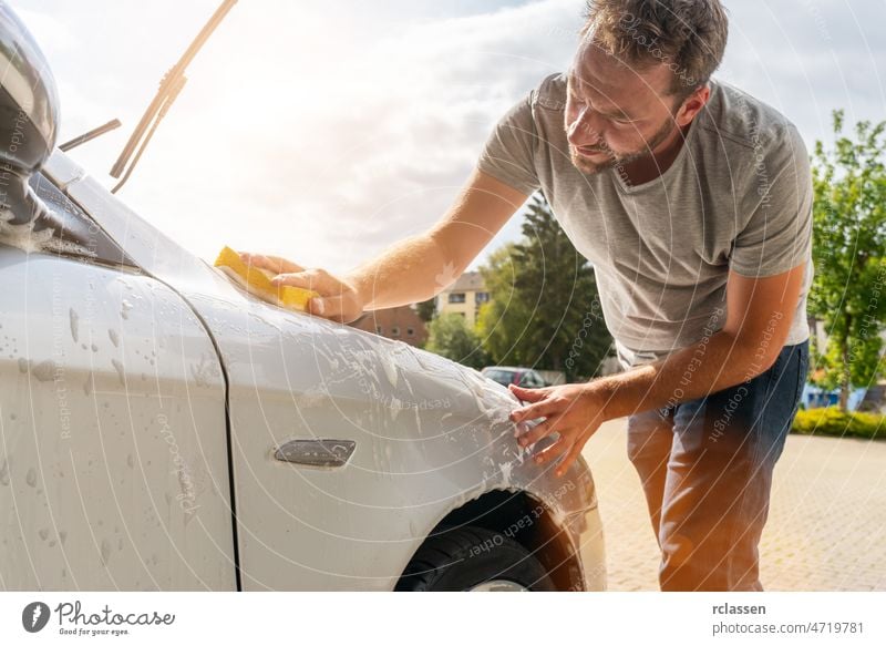 Arbeiter wäscht Auto mit Schwamm - ein lizenzfreies Stock Foto von
