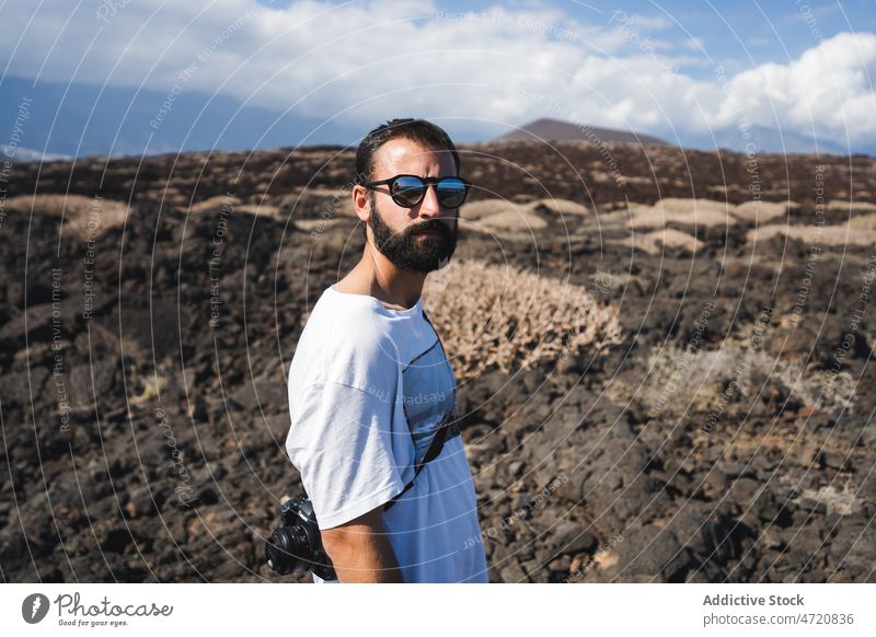 Bärtiger Mann in vulkanischem Tal während eines Ausflugs Tourist Urlaub Tourismus Fotoapparat Abenteuer wüst erkunden männlich ernst Natur stehen Ausflugsziel