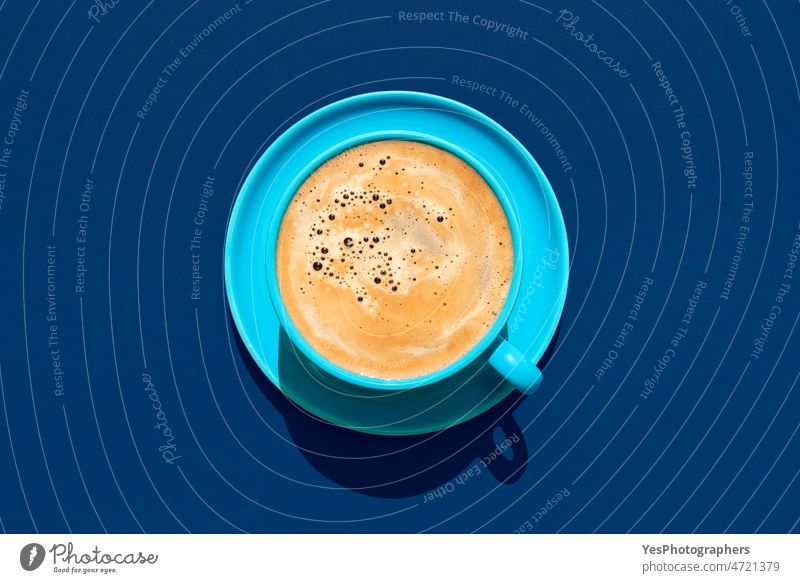 Tasse Kaffee von oben auf einem blauen Hintergrund. Heißer Kaffee in einem blauen Becher. americano arabica Aroma Getränk schwarz Pause Frühstück braun Café