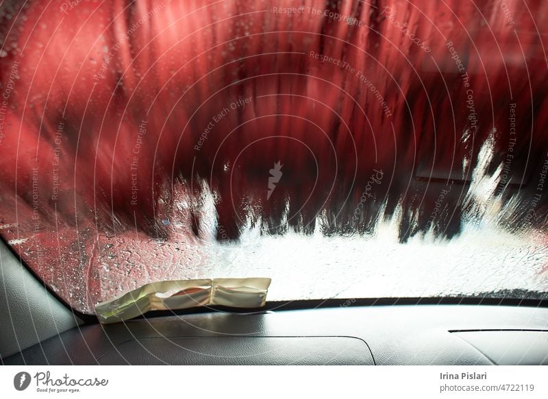 Autopflegegeschäft. Automatische Autowäsche Prozess. Spray Schaum Blase Shampoo auf der Autooberfläche und Reifen. automatisiert automatisch Automobil